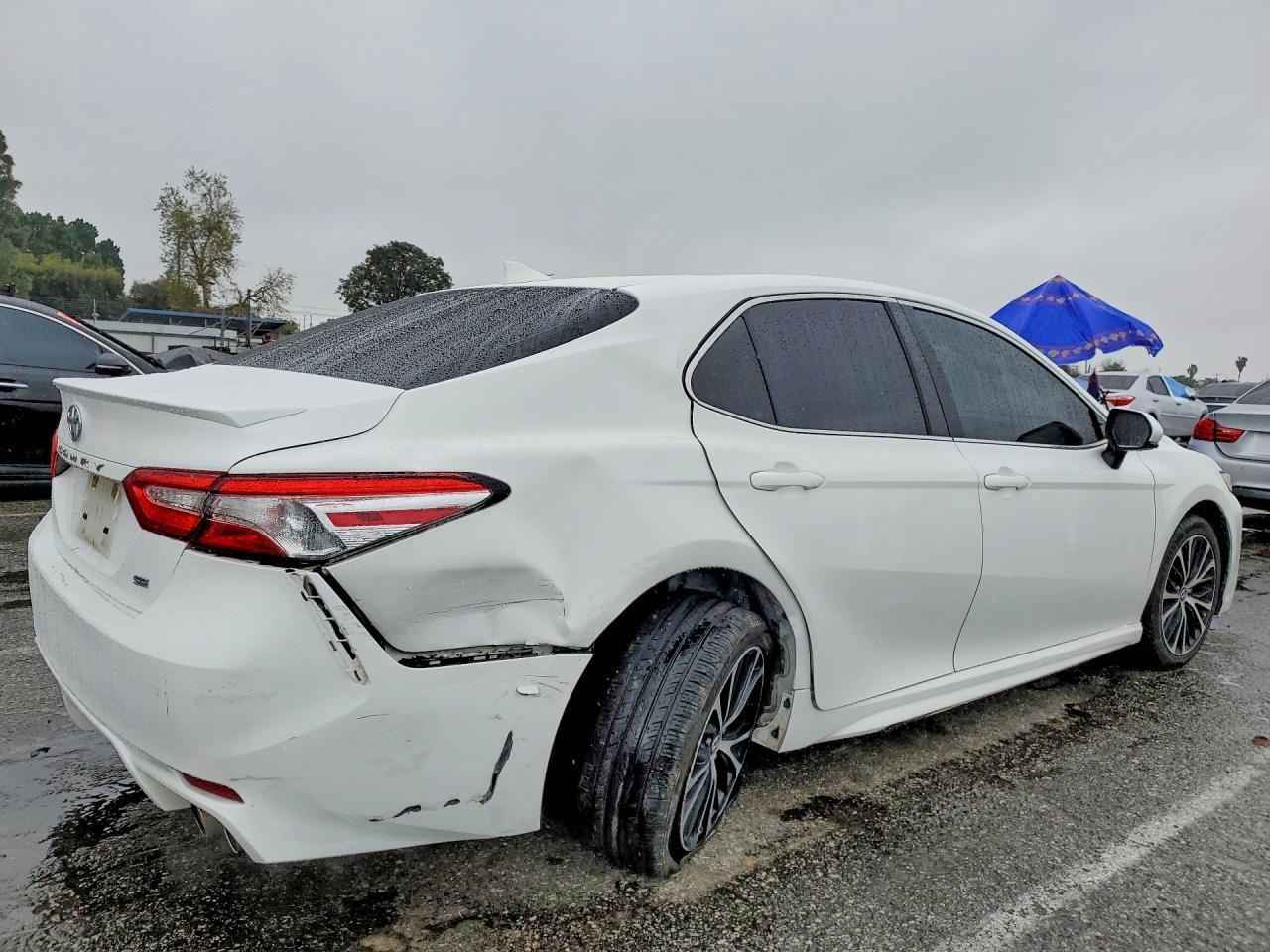 2020 Toyota Camry Se - Фото 3