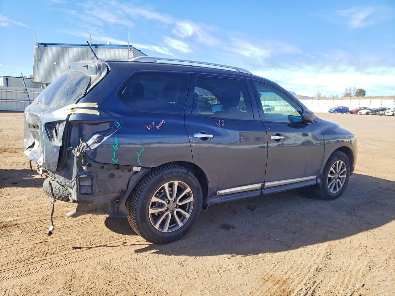 2014 Nissan Pathfinder S - Image 3