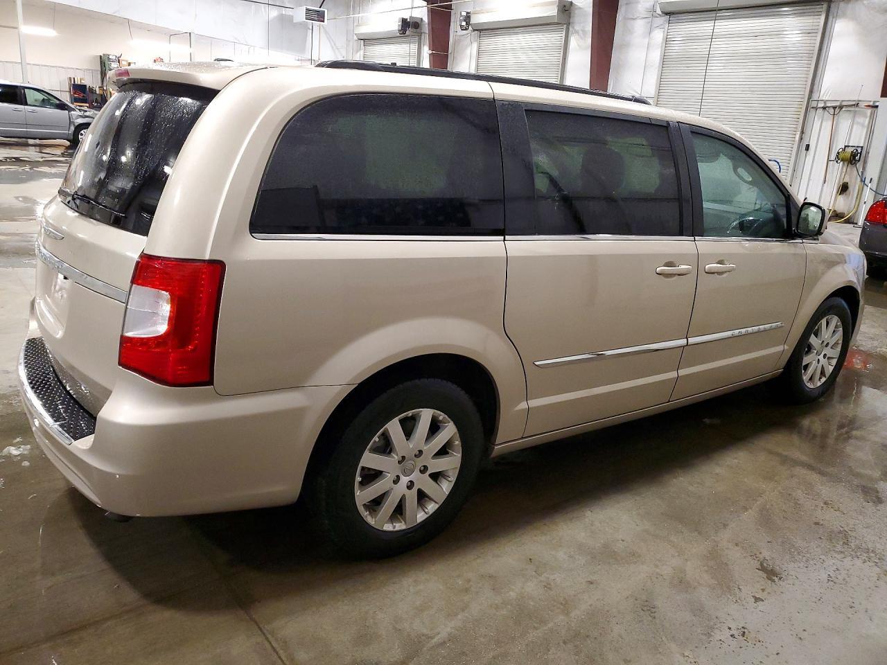 2016 Chrysler Town & Country Touring - Фото 3