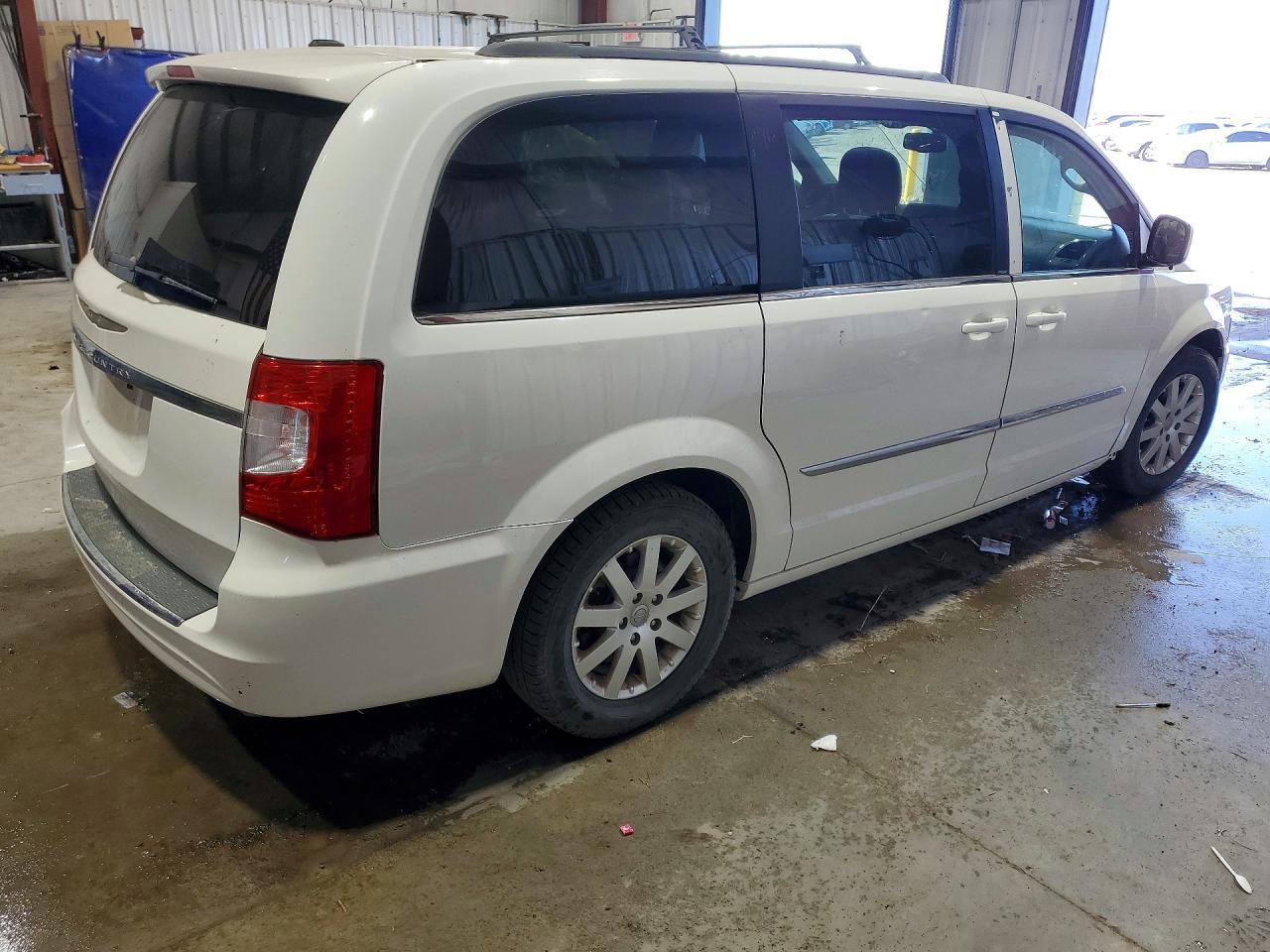 2013 Chrysler Town & Country Touring - Фото 3
