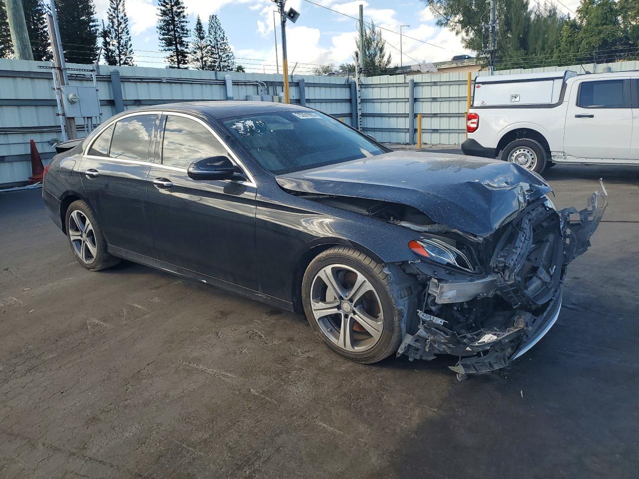 2017 Mercedes-Benz E 300 - Фото 4