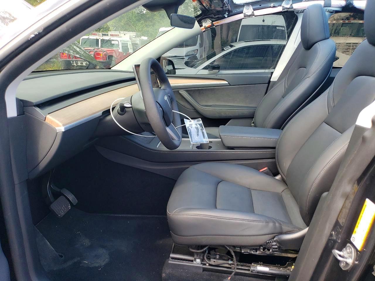 2025 Tesla Model Y - Image 7