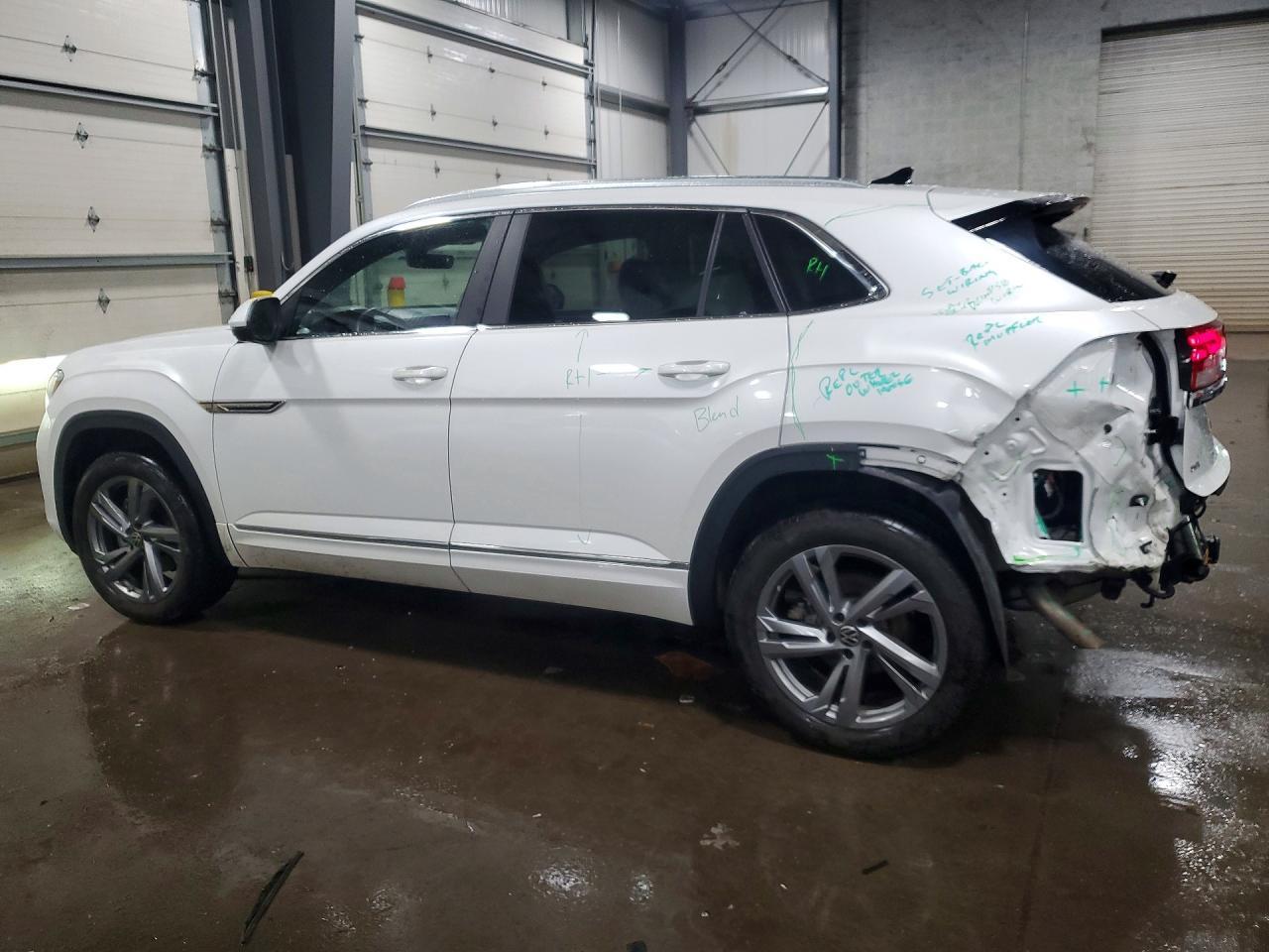 2024 Volkswagen Atlas Cross Sport Sel R-Line - Image 2