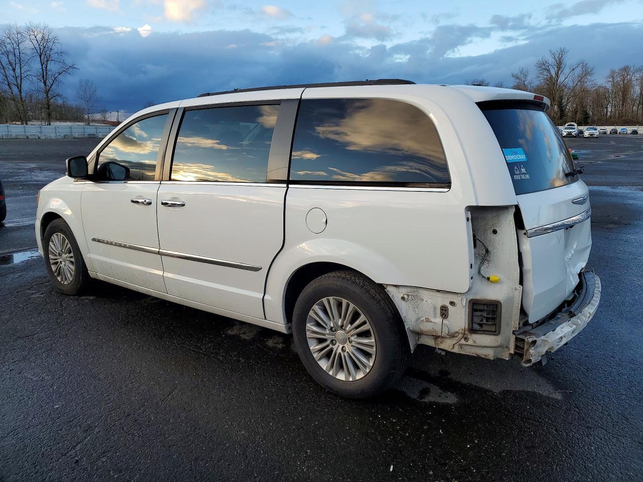2015 Chrysler Town & Country Touring L - Фото 2