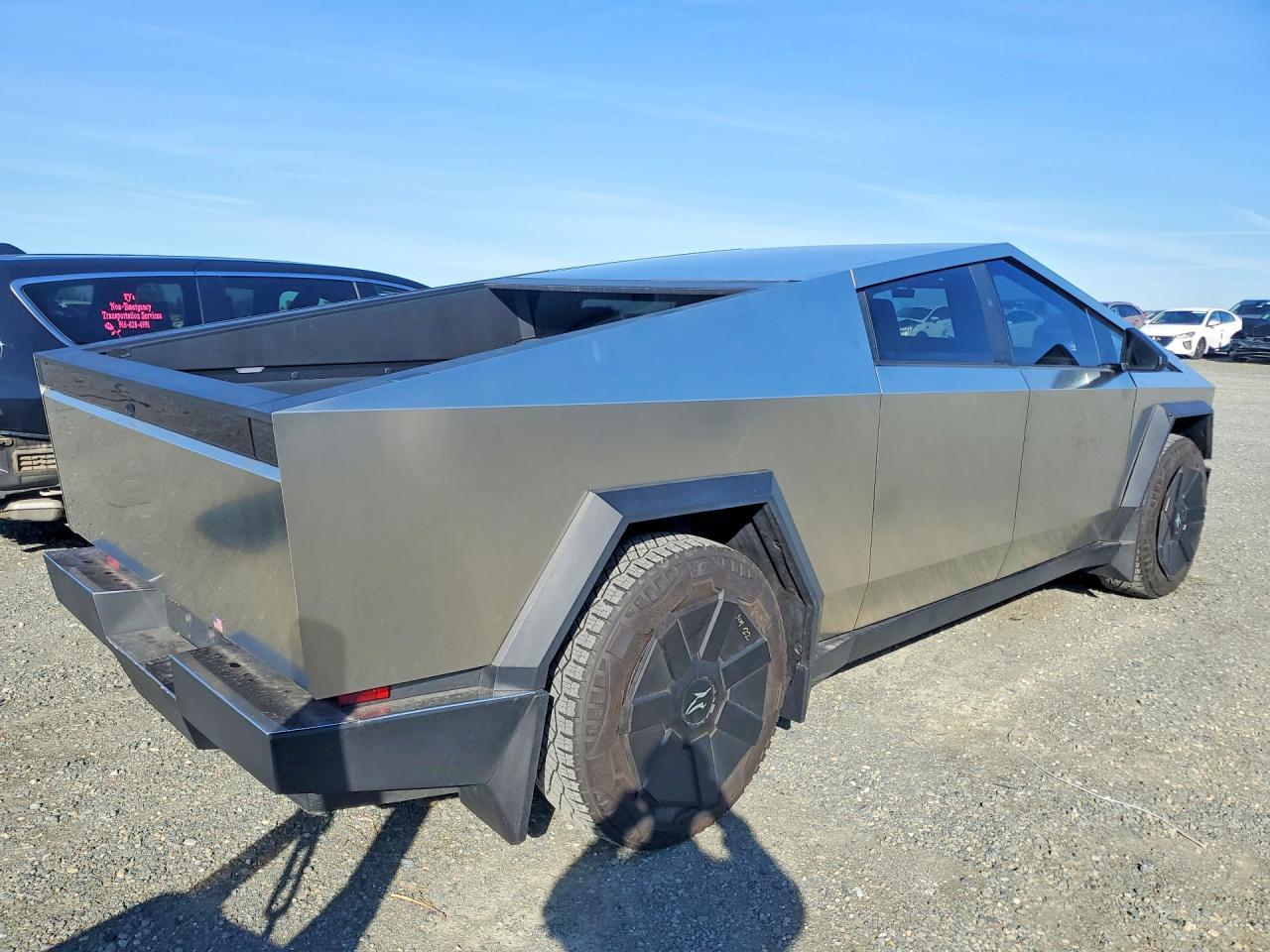 2025 Tesla Cybertruck - Фото 3