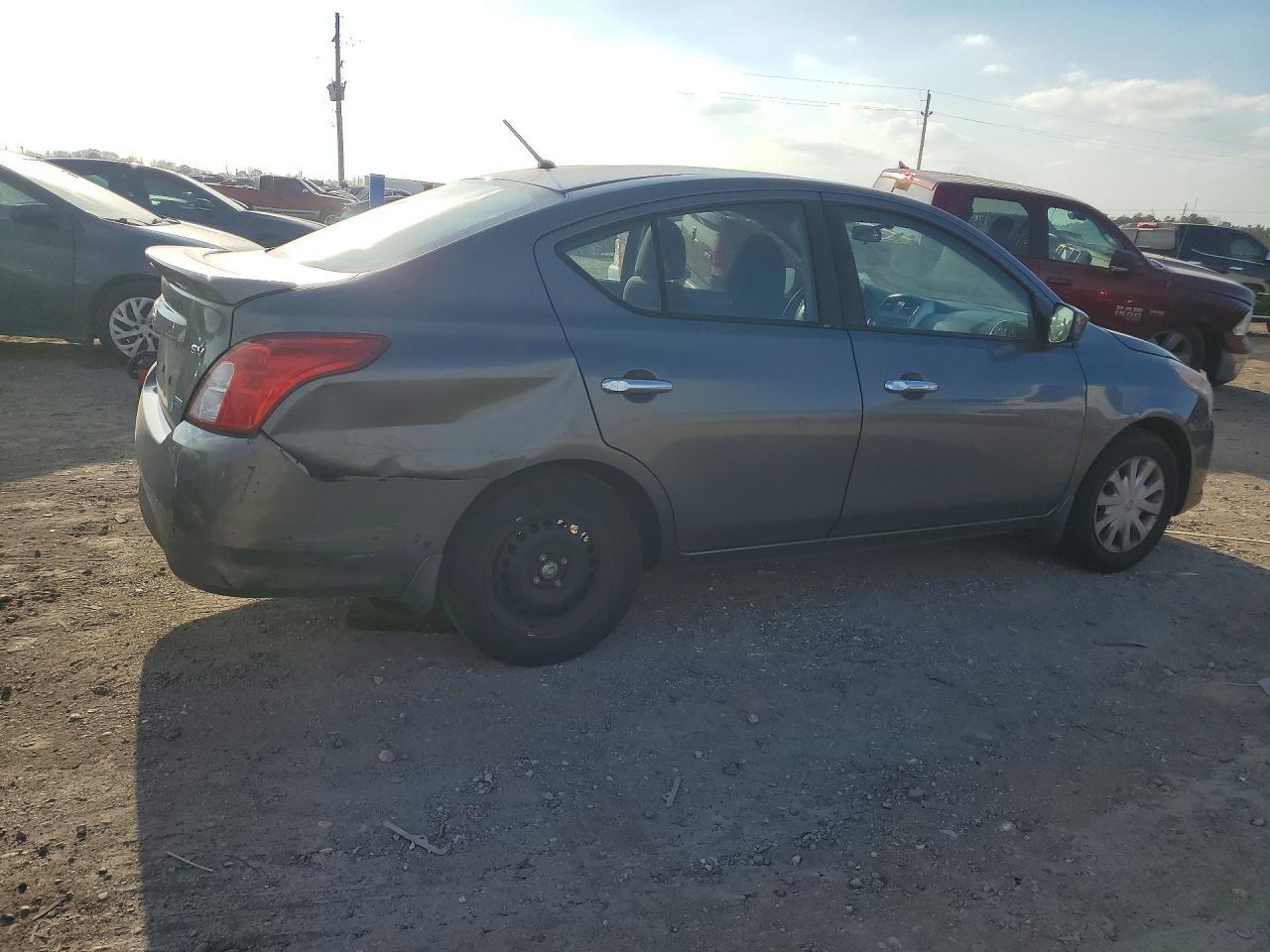 2016 Nissan Versa S - Фото 3