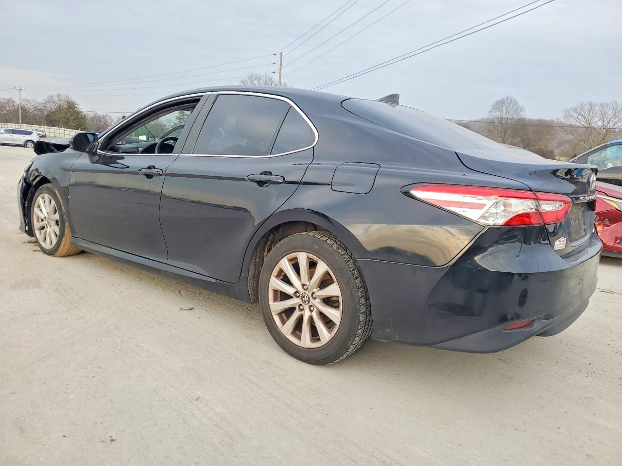 2020 Toyota Camry Le - Фото 2