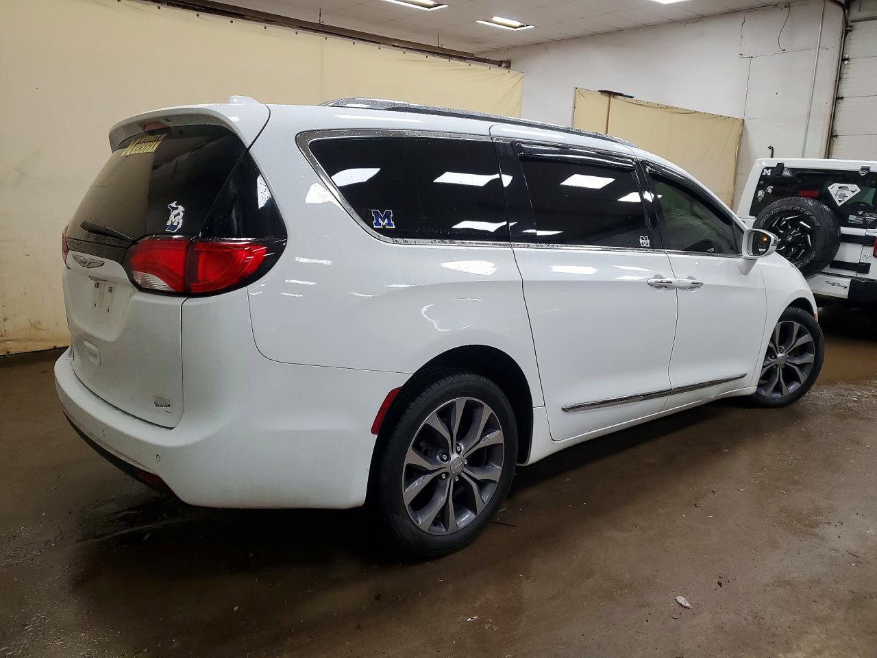 2017 Chrysler Pacifica Limited - Image 3