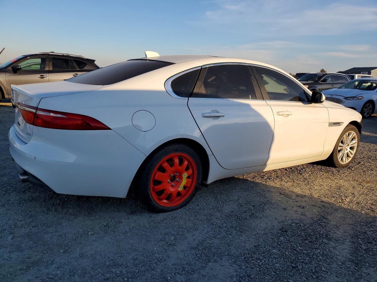 2016 Jaguar Xf Premium - Image 3