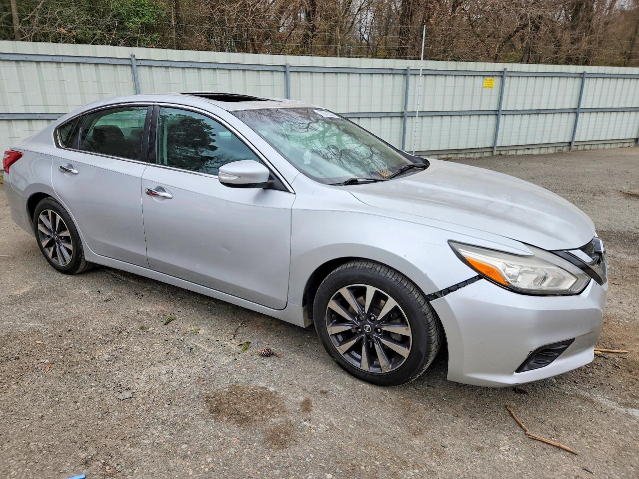 2017 Nissan Altima 2.5 - Image 4