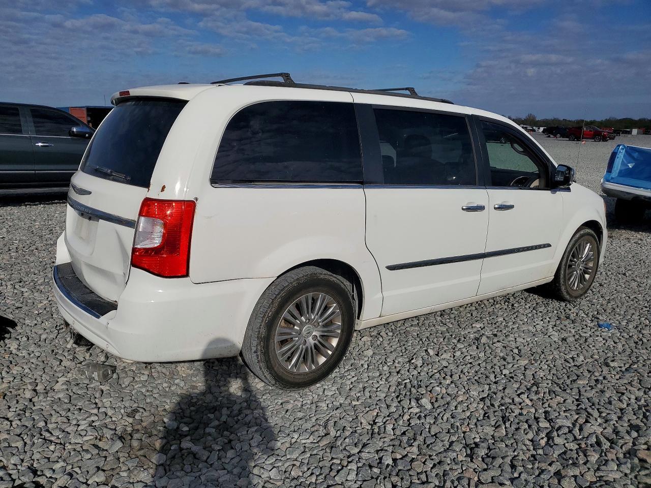 2014 Chrysler Town & Country Touring L - Фото 3