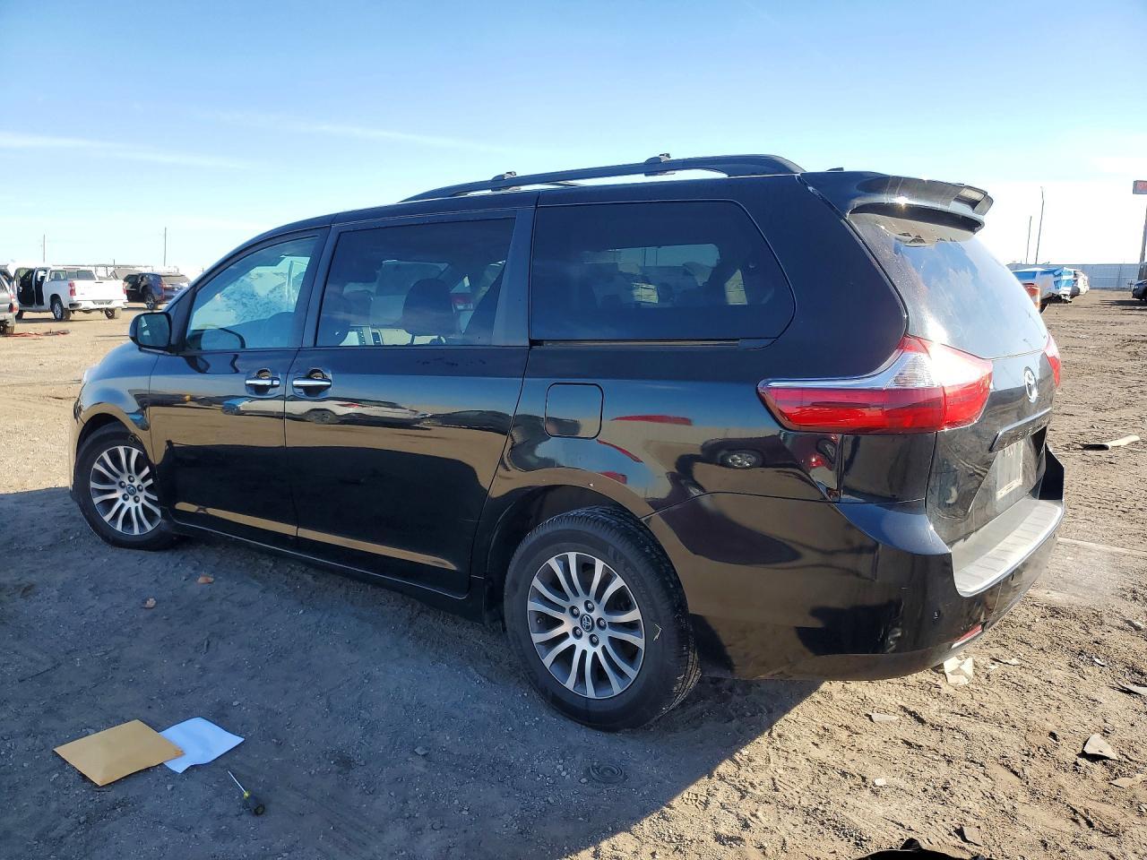 2018 Toyota Sienna Xle Premium 8-Passenger - Фото 2