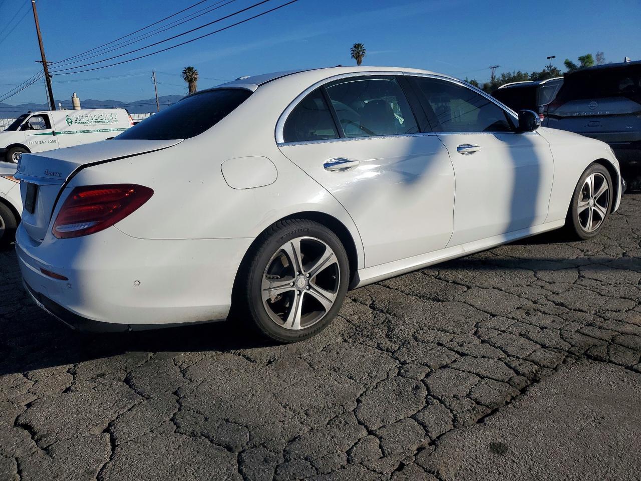 2017 Mercedes-Benz E 300 4Matic - Фото 3