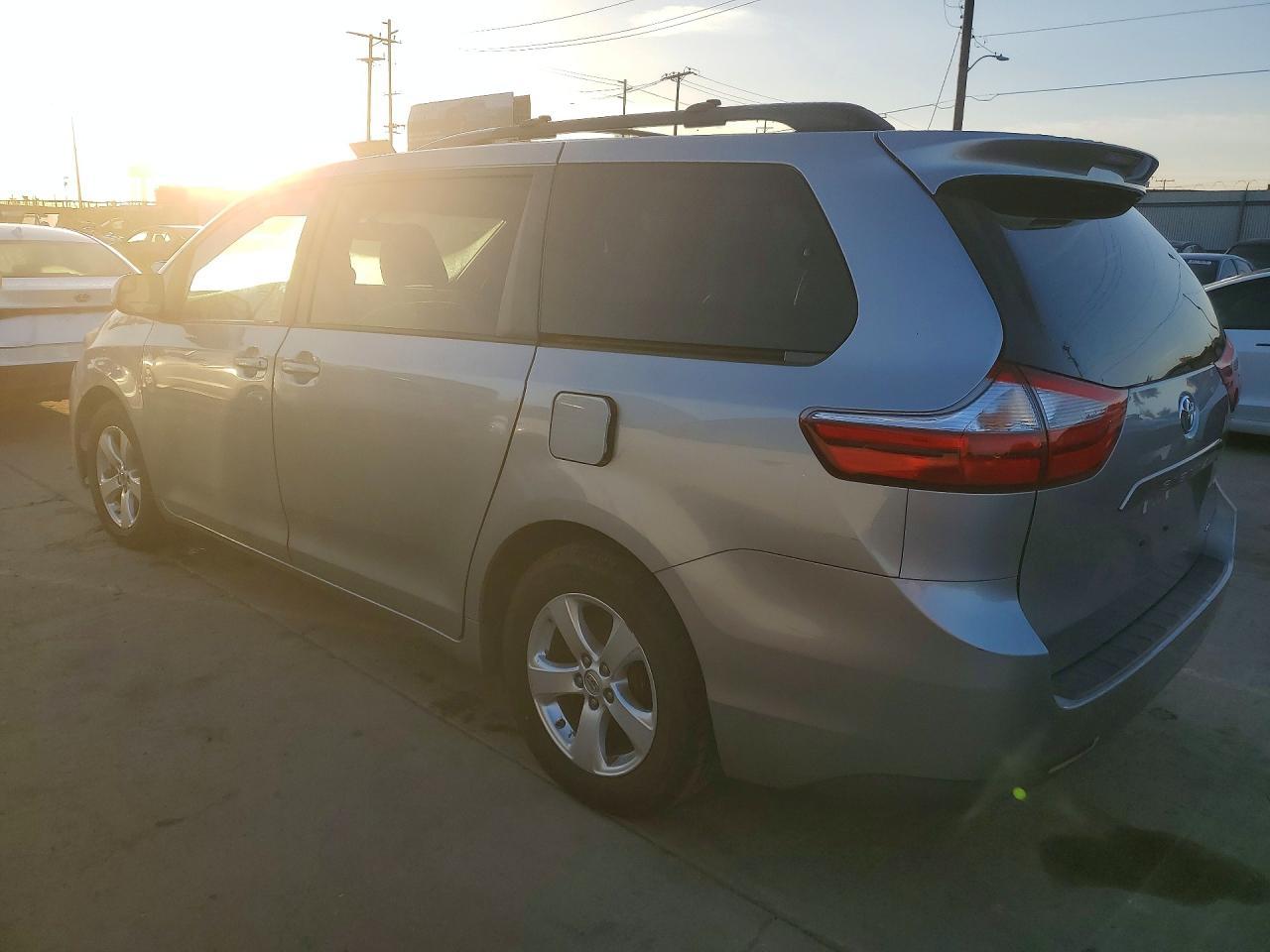 2017 Toyota Sienna Le - Фото 2