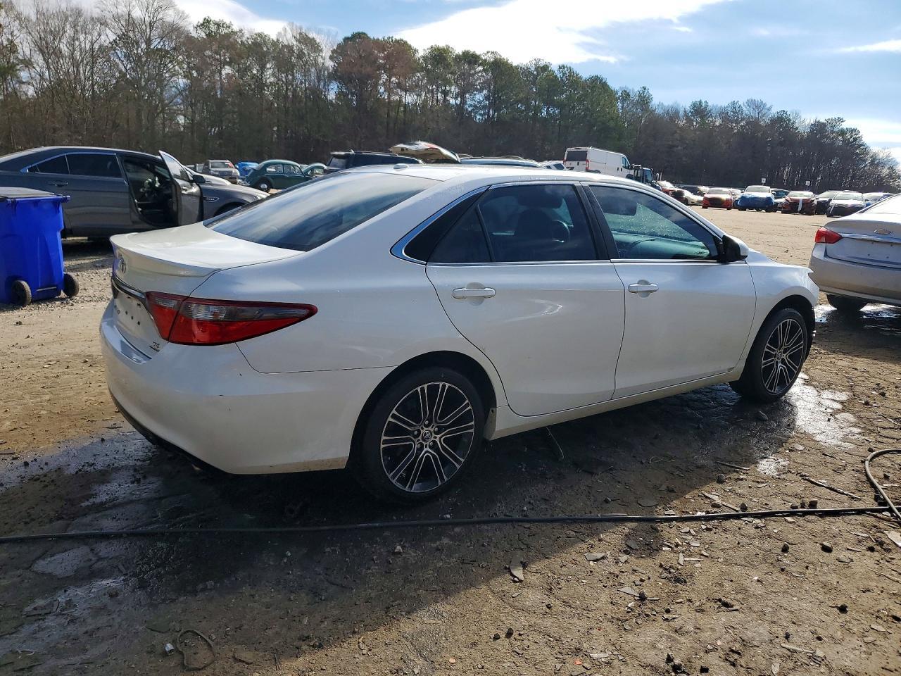 2016 Toyota Camry Le - Фото 3