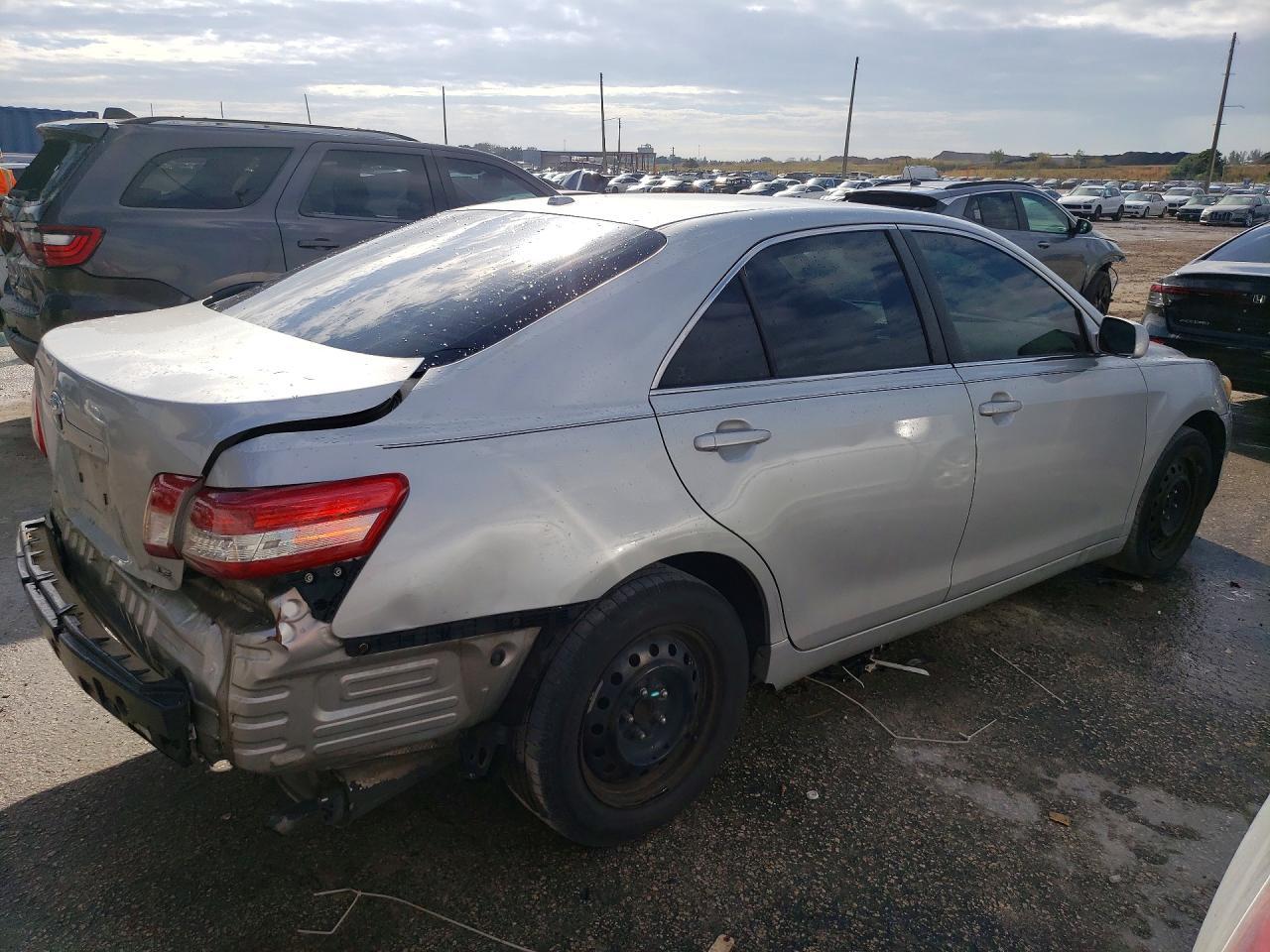 2010 Toyota Camry - Фото 3