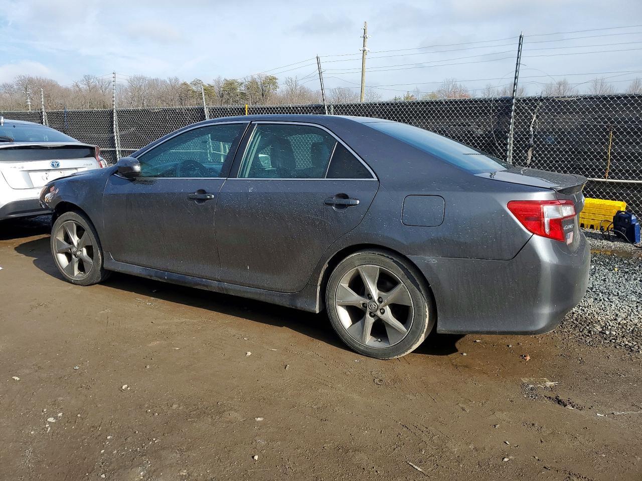 2014 Toyota Camry L - Фото 2