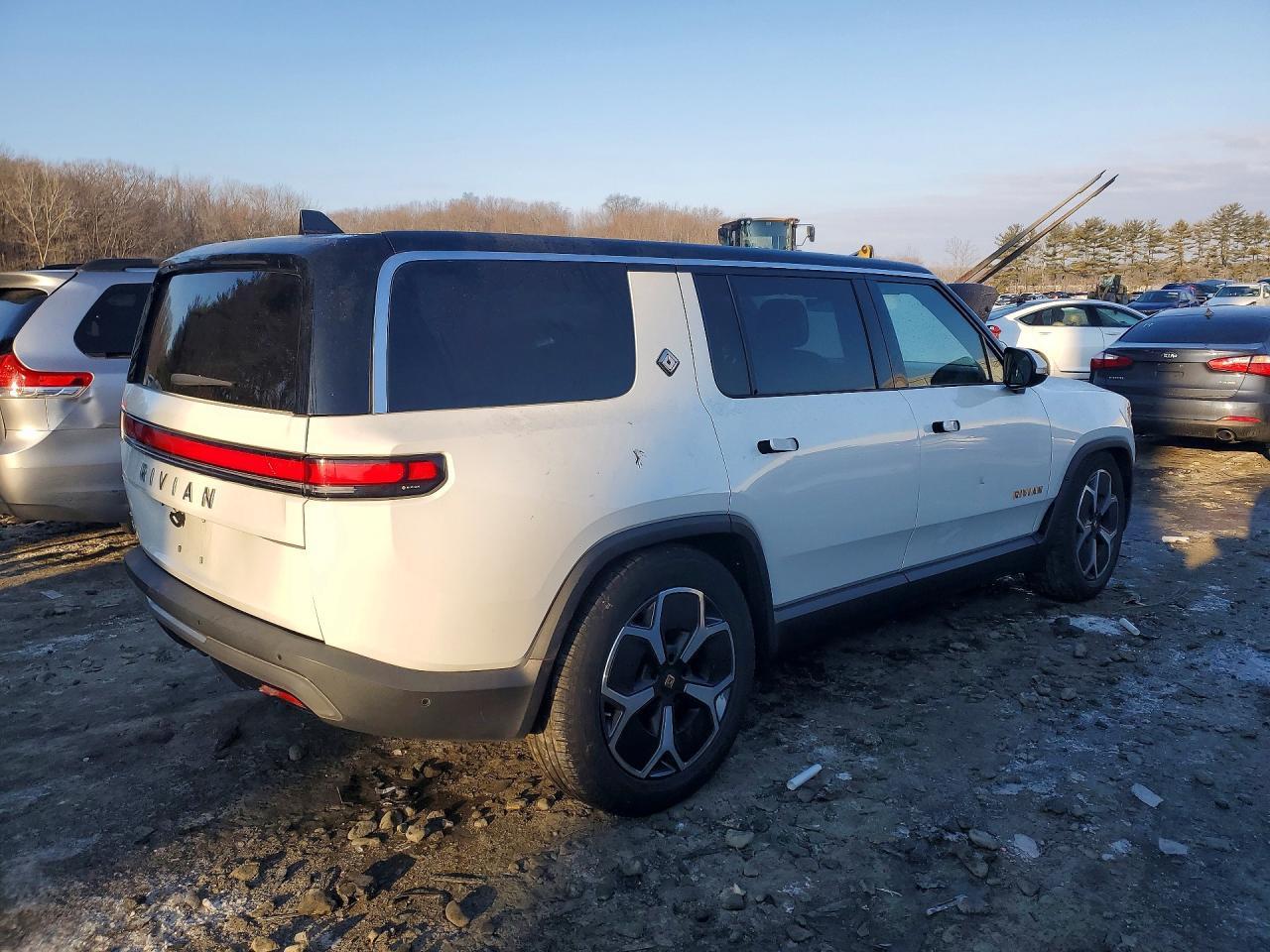 2023 Rivian R1S Adventure - Фото 3