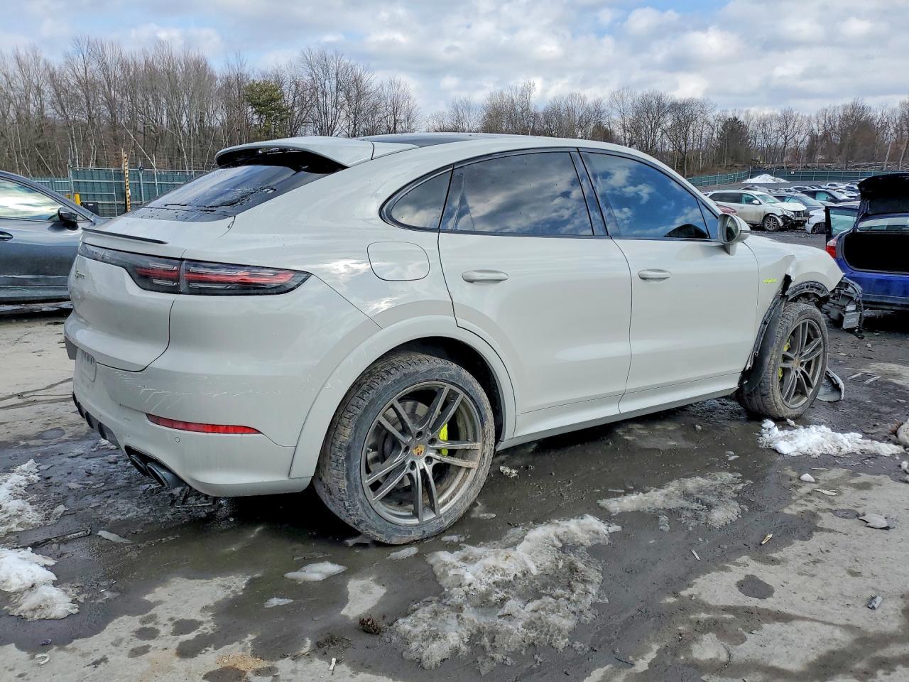 2022 Porsche Cayenne E Hybrid Coupe - Image 3
