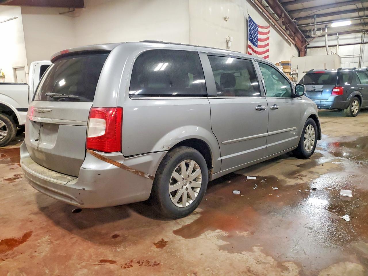 2014 Chrysler Town & Country Touring L - Фото 3