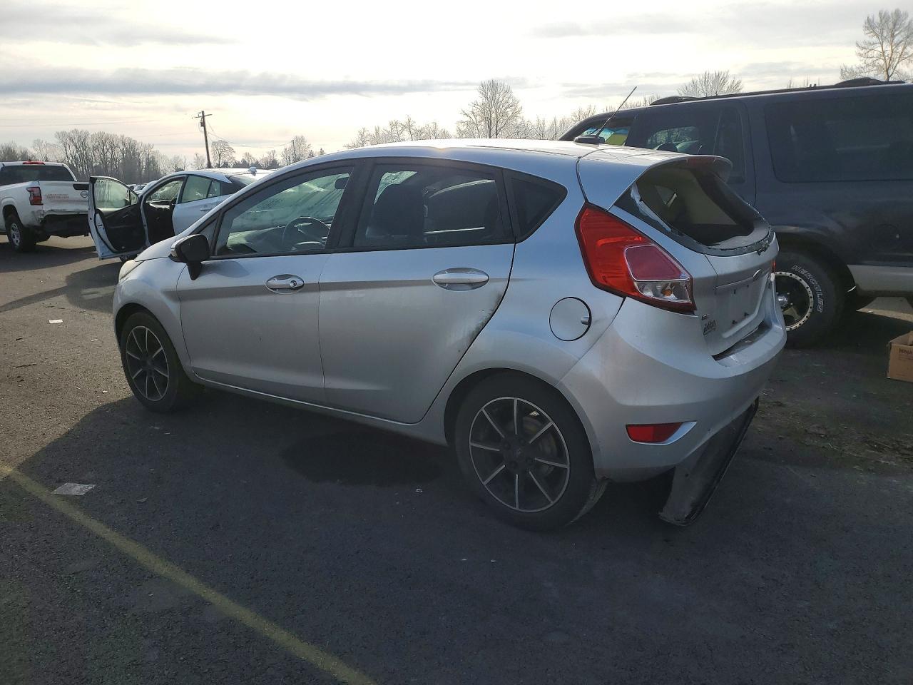 2015 Ford Fiesta Se - Image 2
