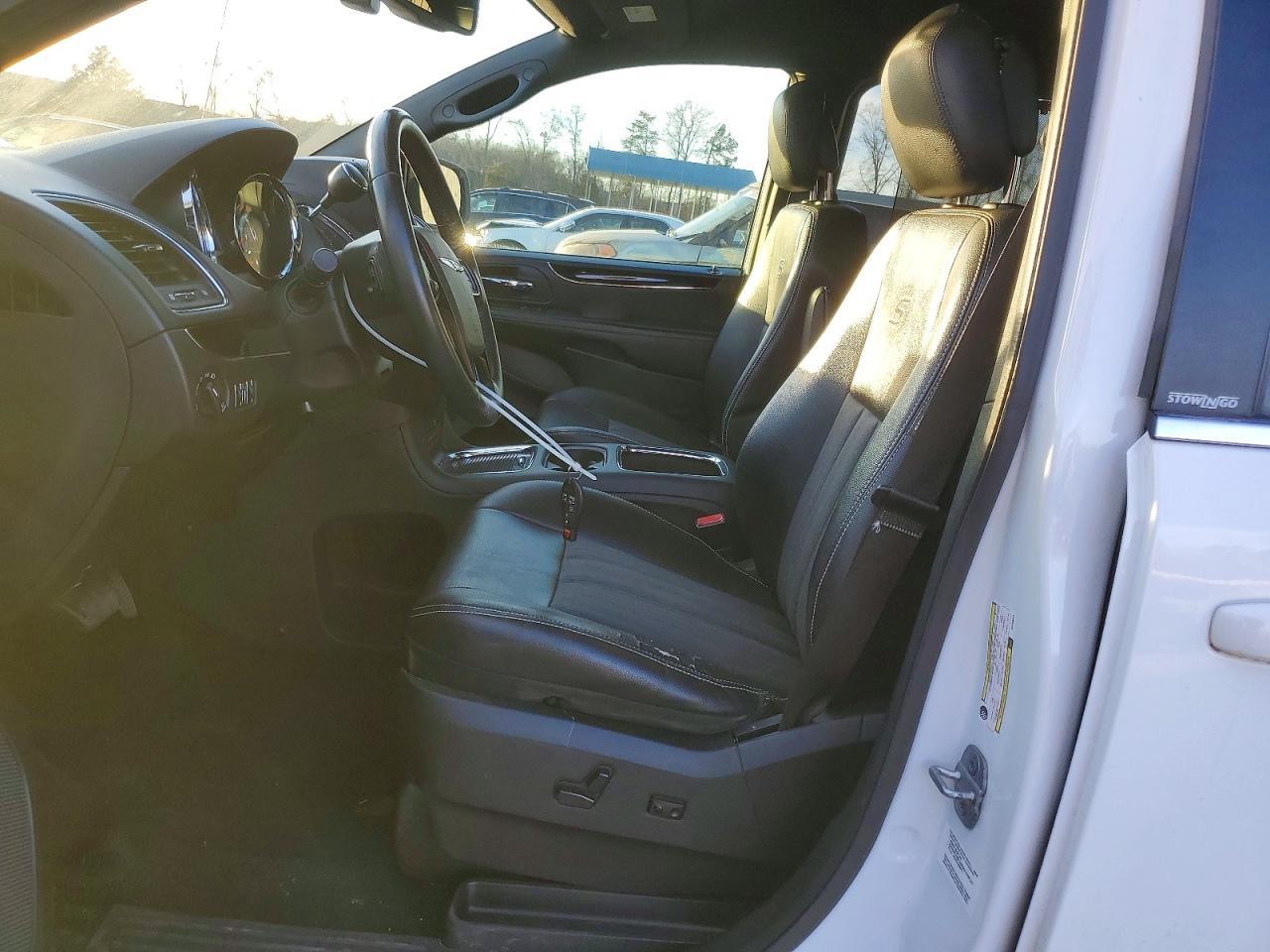 2014 Chrysler Town & Country S - Image 7