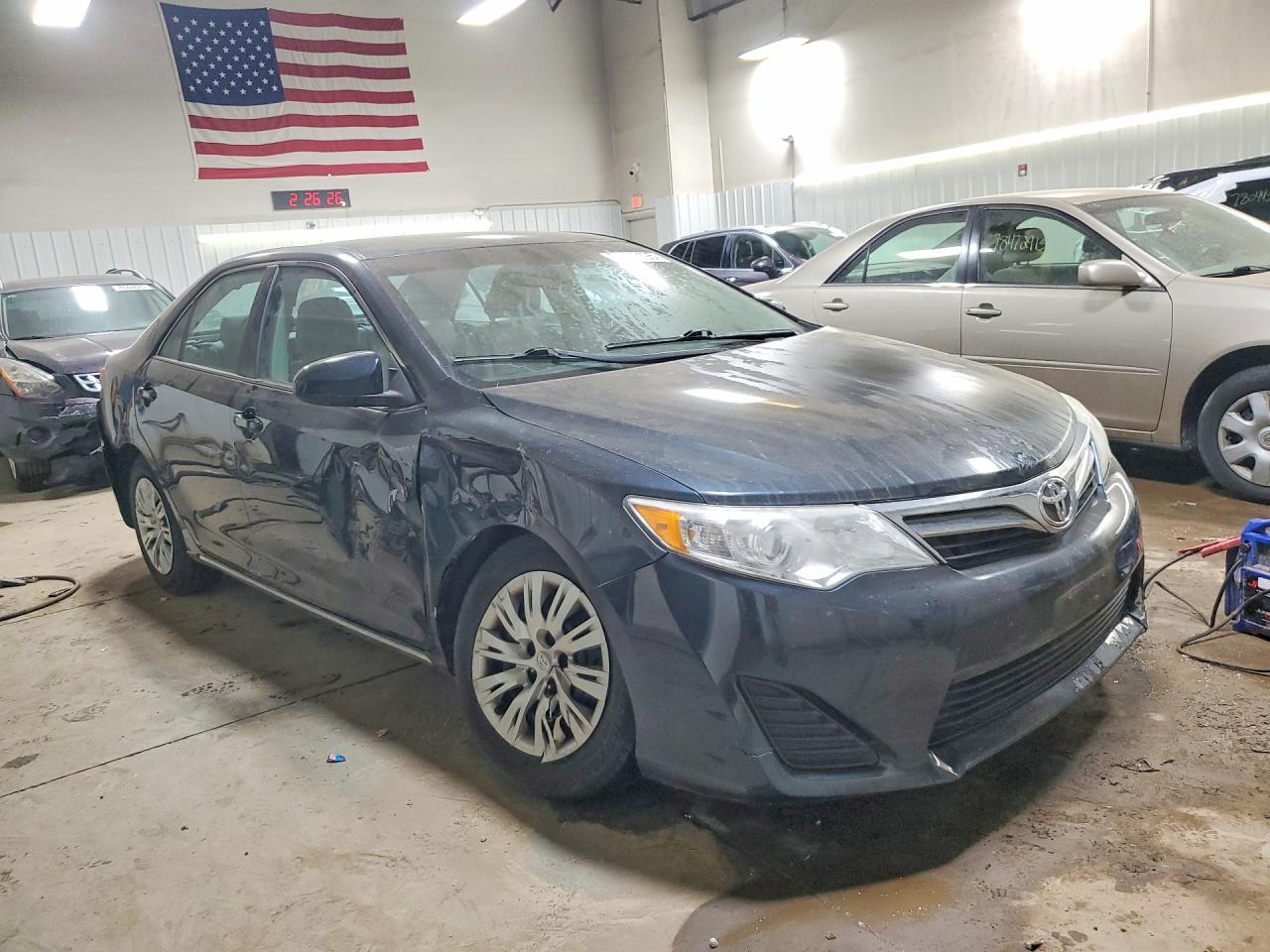 2014 Toyota Camry Le - Фото 4