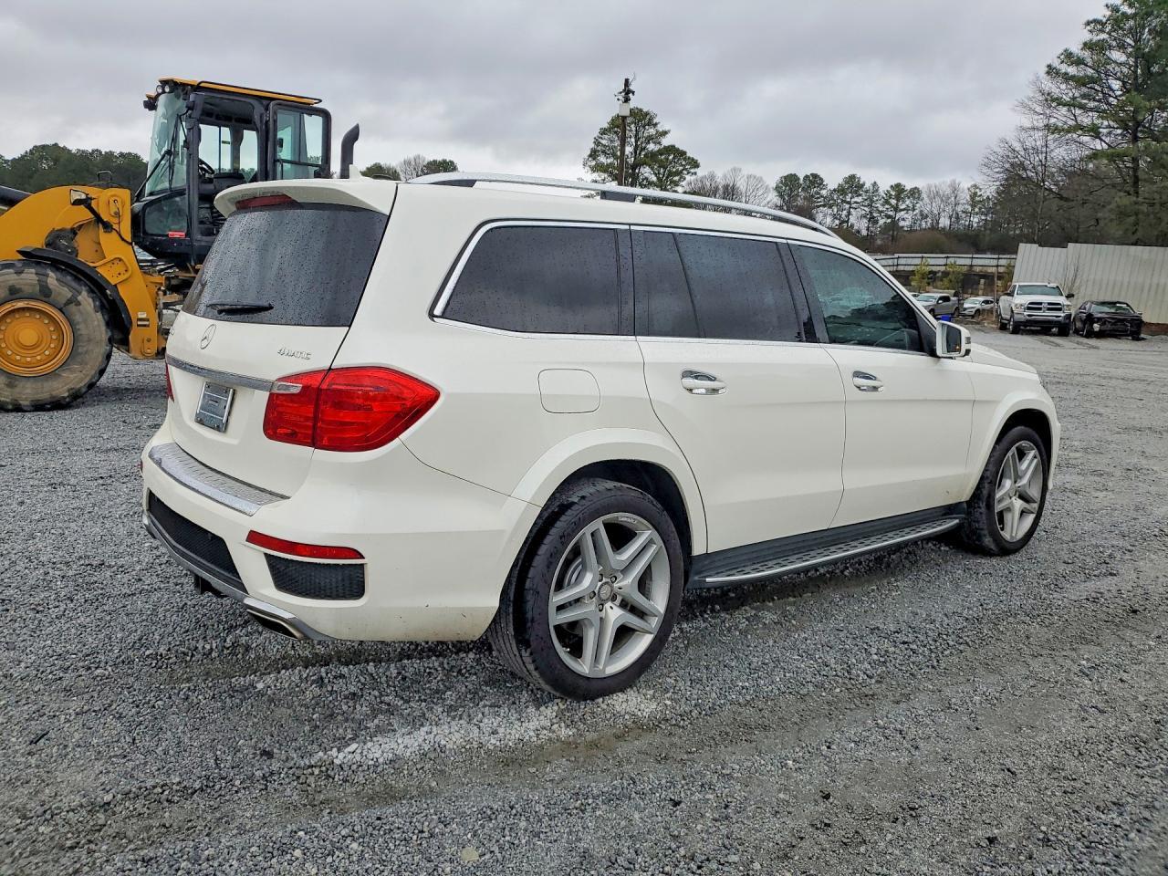 2015 Mercedes-Benz Gl 550 4Matic - Image 3