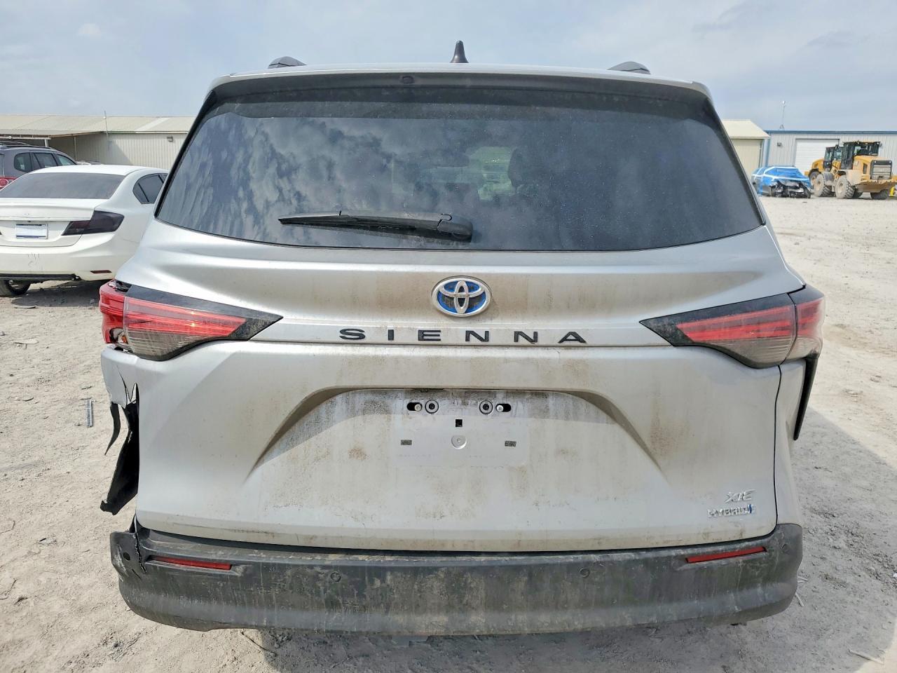 2022 Toyota Sienna Xle - Image 6