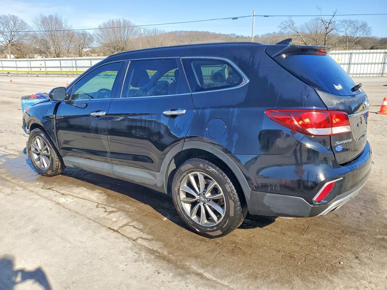 2017 Hyundai Santa Fe Se - Image 2