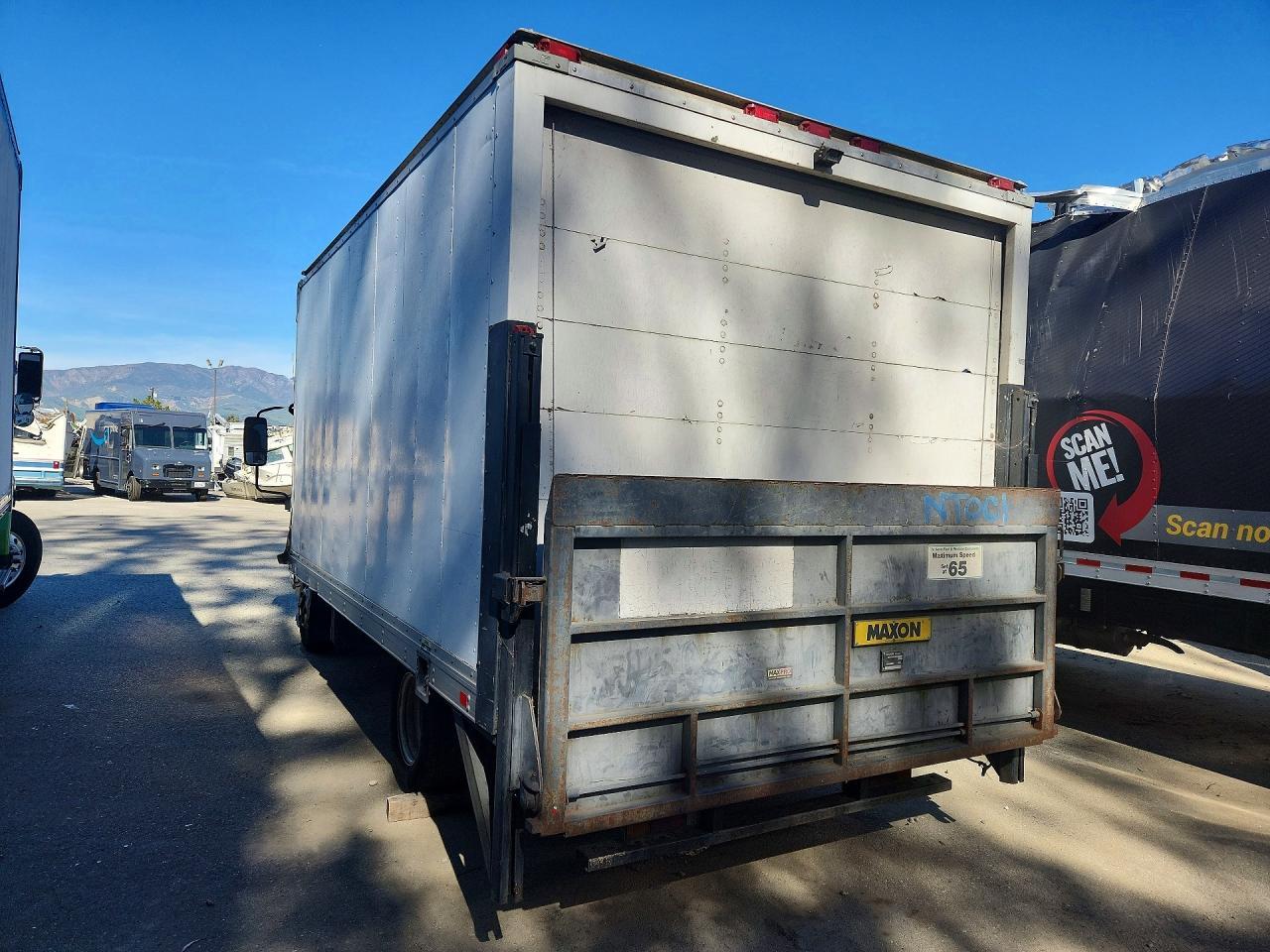2011 Isuzu Npr Hd Box Truck - Фото 2
