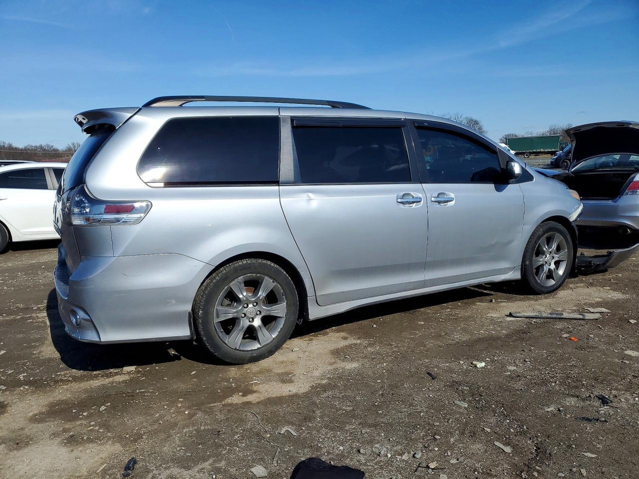 2015 Toyota Sienna Se 8-Passenger - Фото 3