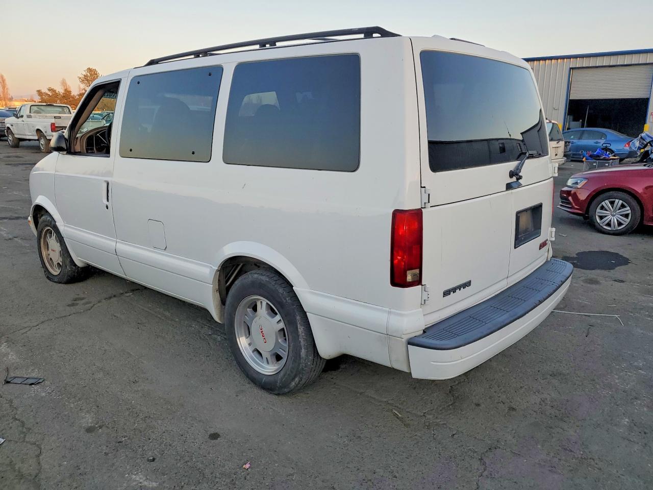 2003 GMC Safari Xt - Image 2