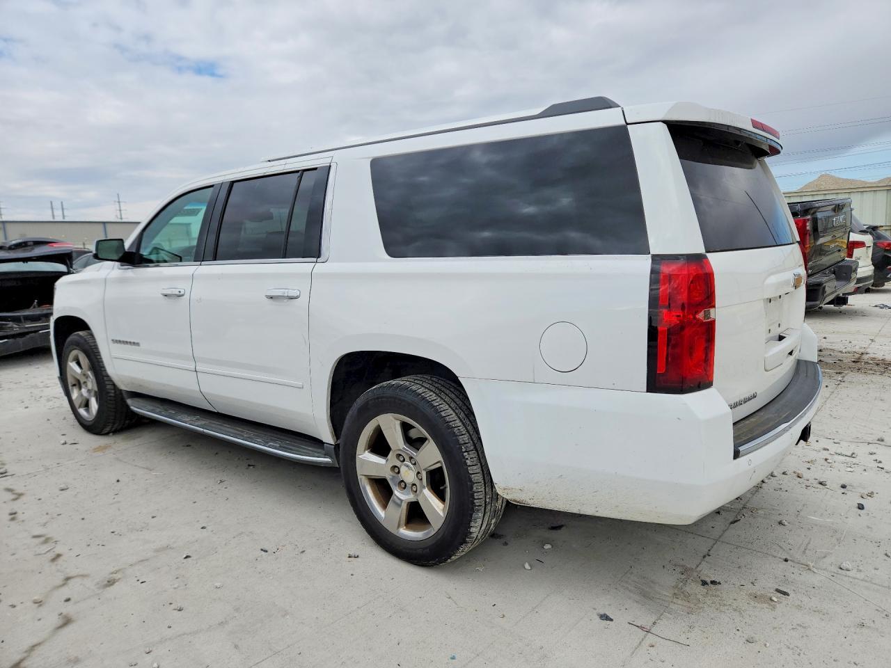 2017 Chevrolet Suburban C1500 Premier - Фото 2