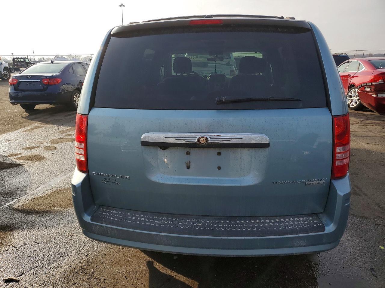2010 Chrysler Town & Country Touring - Фото 6