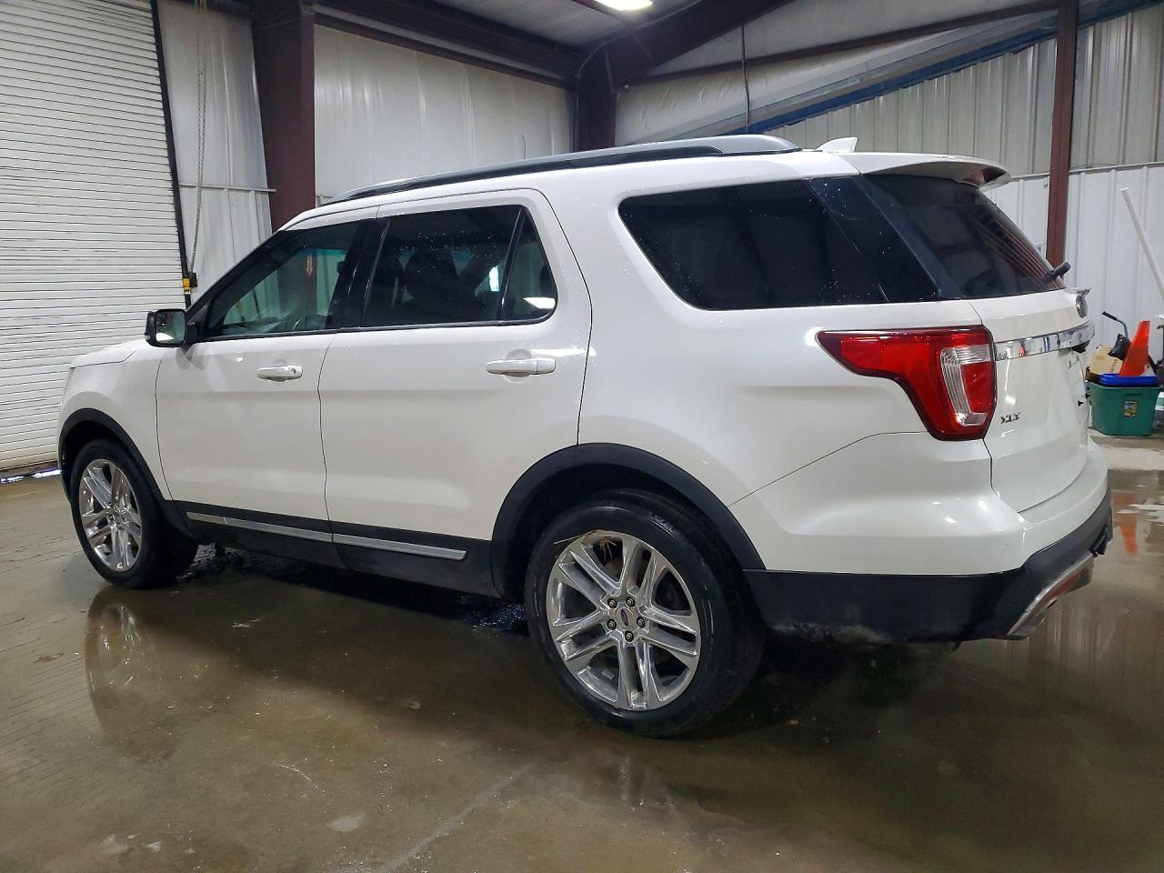 2017 Ford Explorer Xlt - Image 2