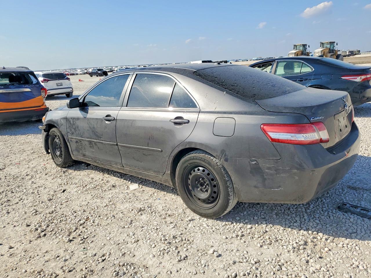 2010 Toyota Camry Le - Фото 2