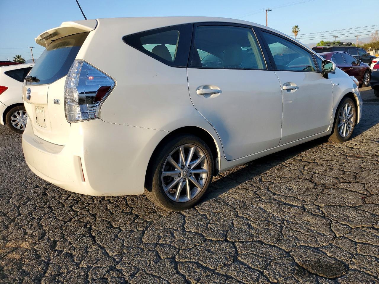 2013 Toyota Prius V - Фото 3