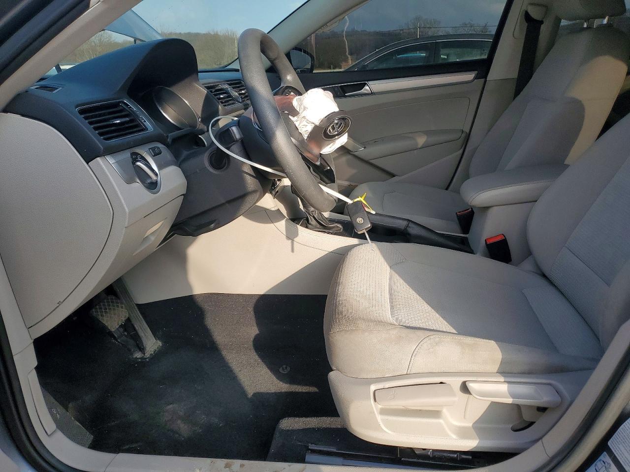 2016 Volkswagen Passat S - Image 7