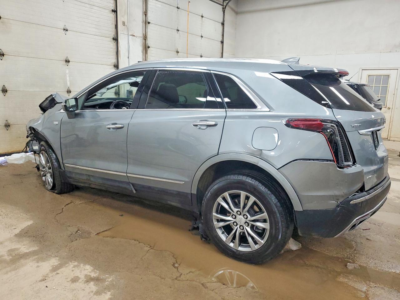 2023 Cadillac Xt5 Premium Luxury - Image 2
