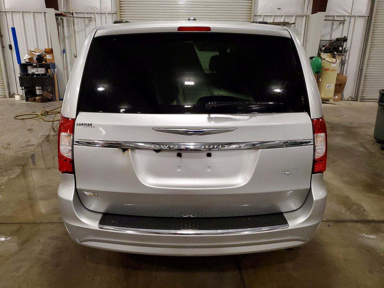 2012 Chrysler Town & Country Touring - Image 6
