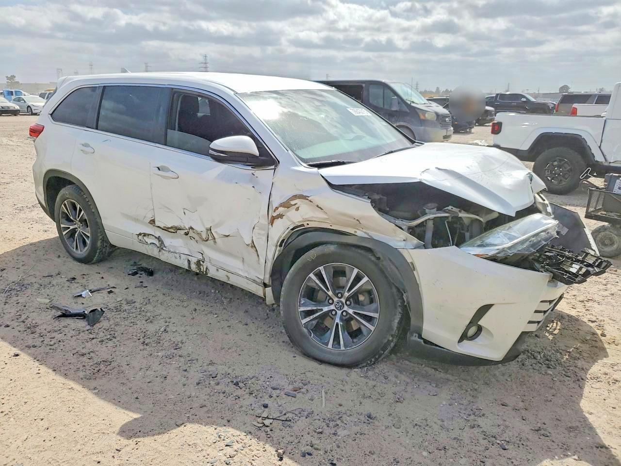 2017 Toyota Highlander Le Plus - Image 4