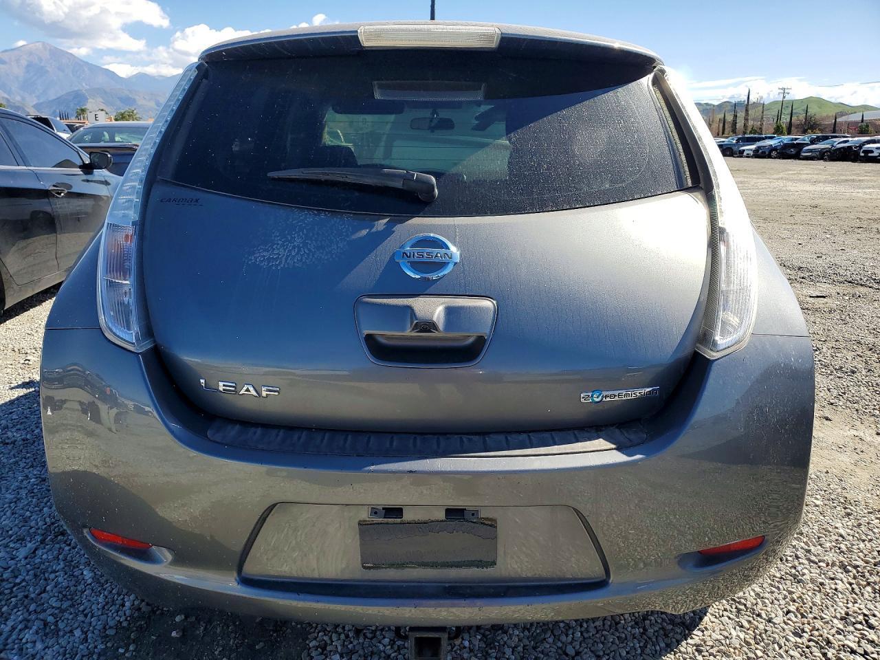 2016 Nissan Leaf S - Image 6