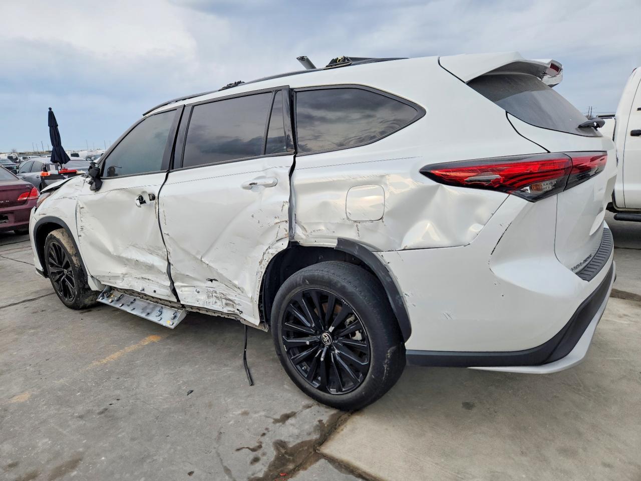 2023 Toyota Highlander L - Image 3
