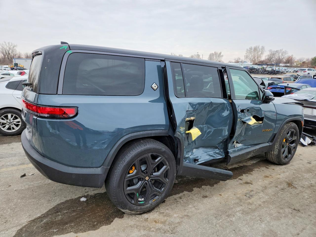2026 Rivian R1S Premium - Image 3
