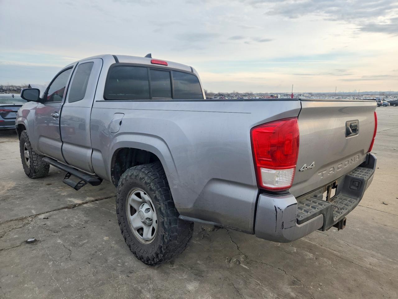 2017 Toyota Tacoma Sr - Фото 2
