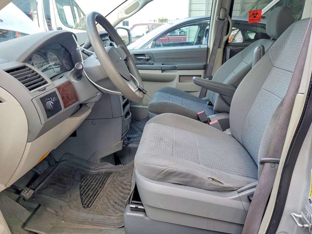 2010 Chrysler Town & Cnt - Image 7