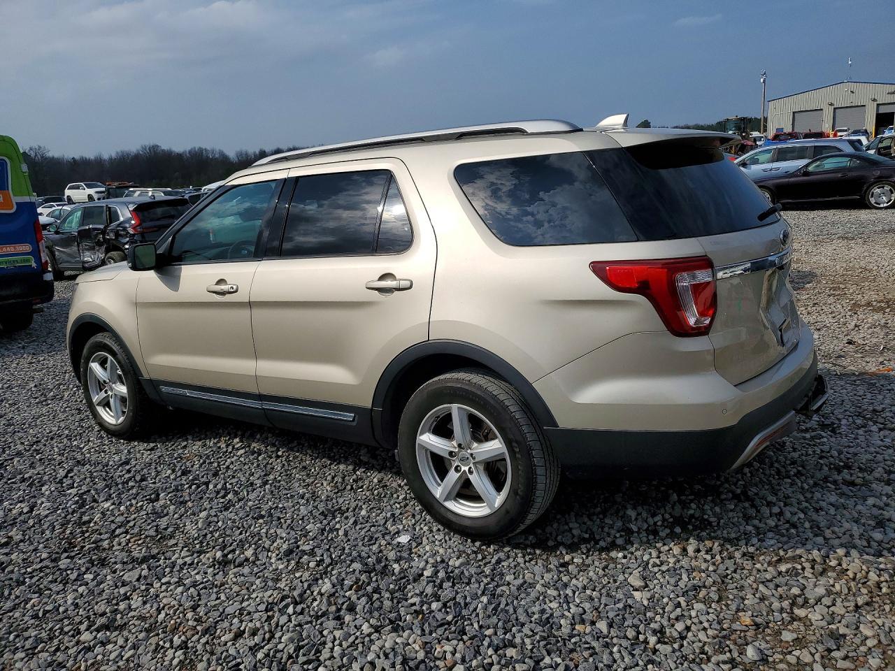 2017 Ford Explorer Xlt - Image 2