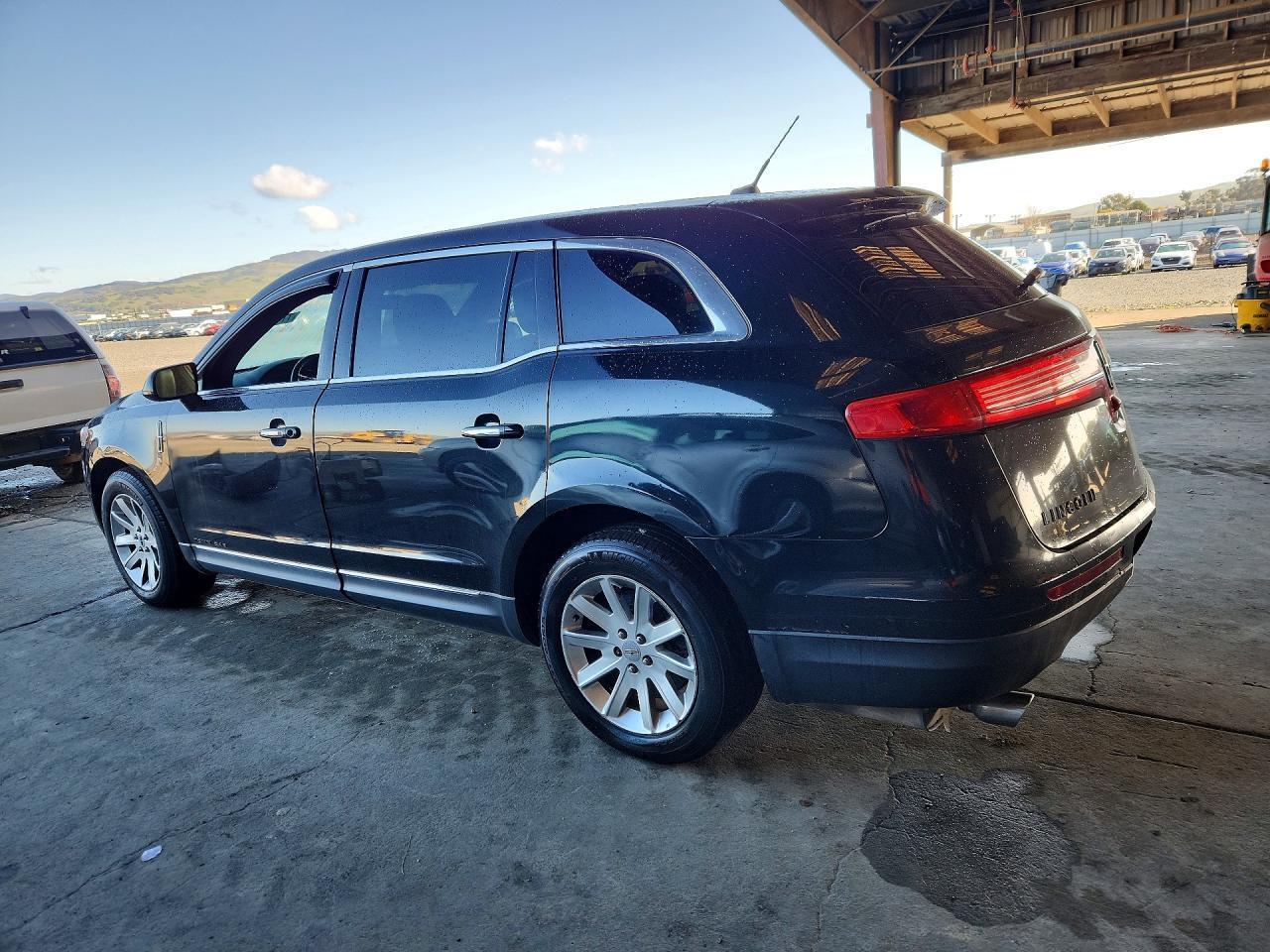 2014 Lincoln Mkt - Image 2