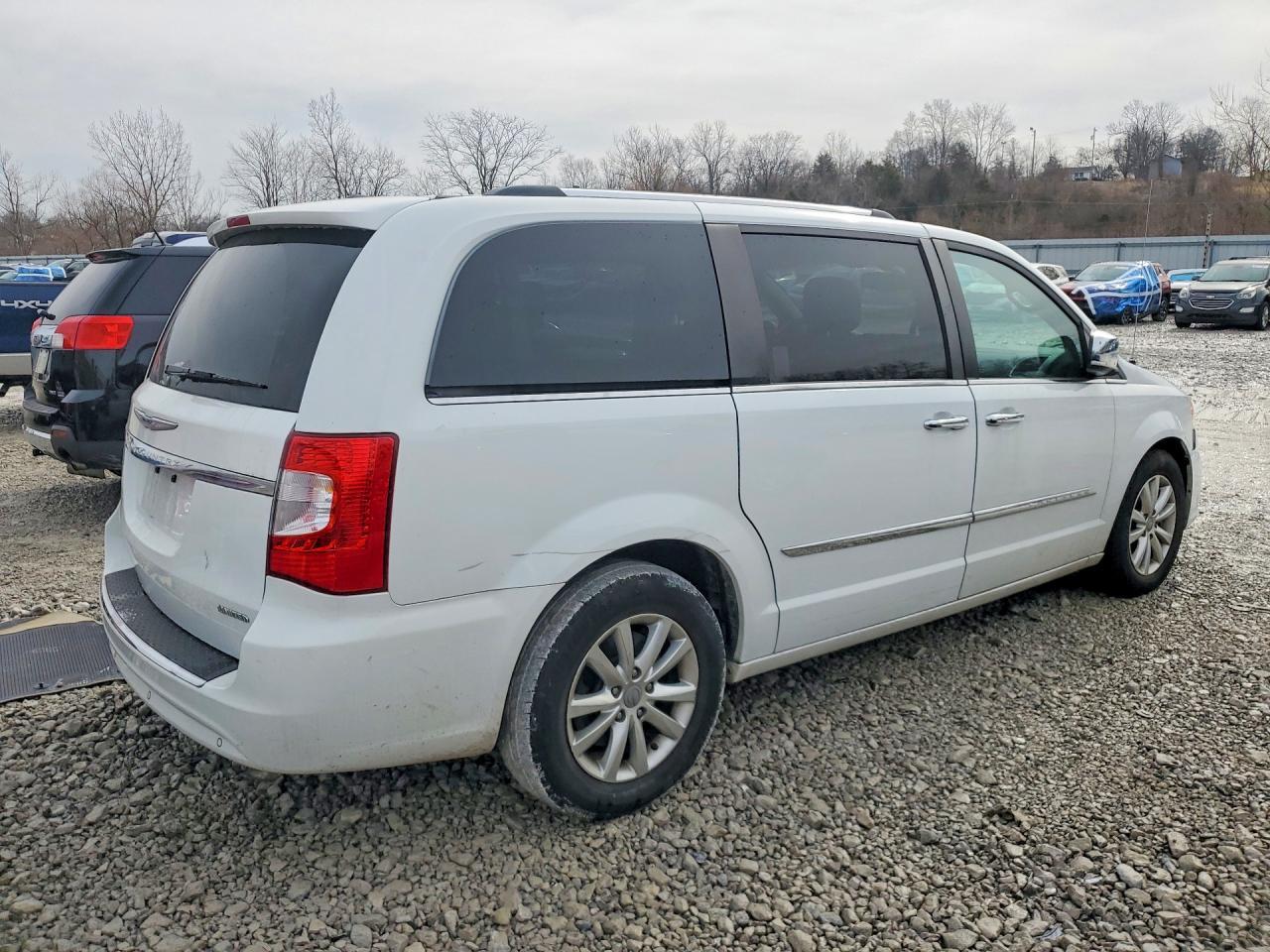 2016 Chrysler Town & Country Limited Platinum - Image 3